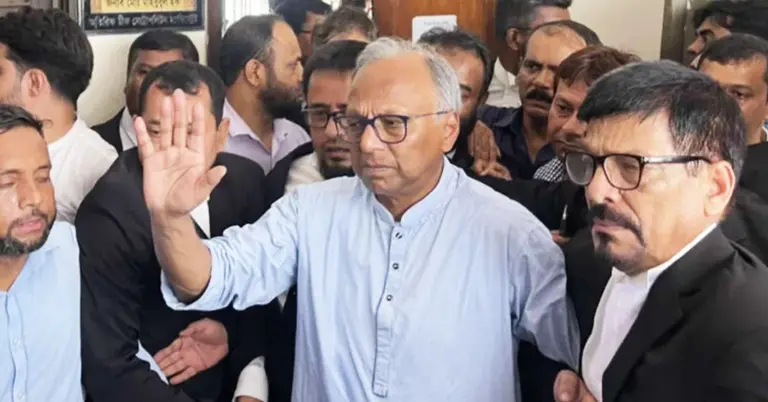 আদালত প্রাঙ্গণে আমার দেশ পত্রিকার সম্পাদক মাহমুদুর রহমান